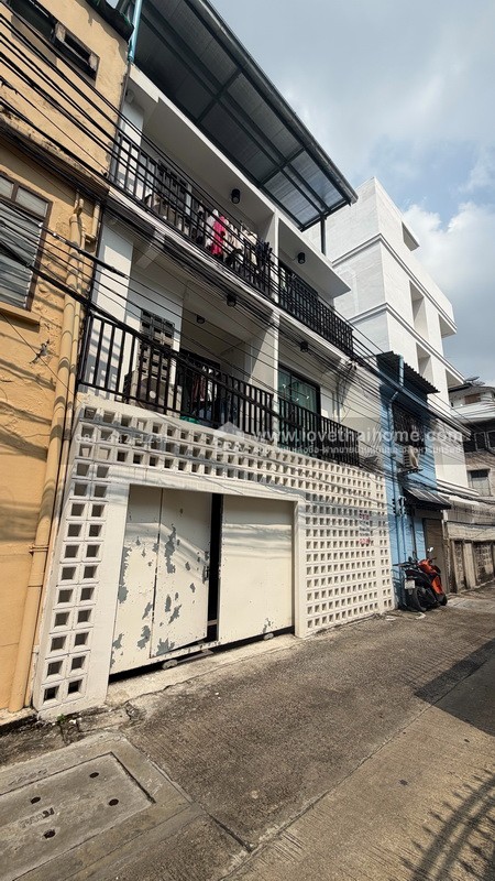 ขายหอพัก3ชั้น ถนนสี่พระยา ซอยถนนนเรศ  พื้นที่29ตรว. ขายเพียง25ล้าน ตึกปรับปรุงใหม่ ติดถนนซอย2ด้าน ทั้งซอยเติมทรัพย์กับซอยน้อมจิตร ห่างจากถนนสี่พระยาเพียงแค่250เมตรเท่านั้น