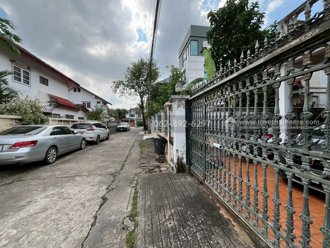 ขายบ้านเดี่ยว 2 ชั้น หมู่บ้านเคหะธานี4 ซอยมิสทีน ถนนราษฎร์พัฒนา สะพานสูง-รามคำแหง พื้นที่ 60 ตารางวา ขายเพียงแค่ 3.5 ล้านบาทเท่านั้น ราคาแบบนี้หาไม่ได้อีกแล้ว รีบจองด่วน!!