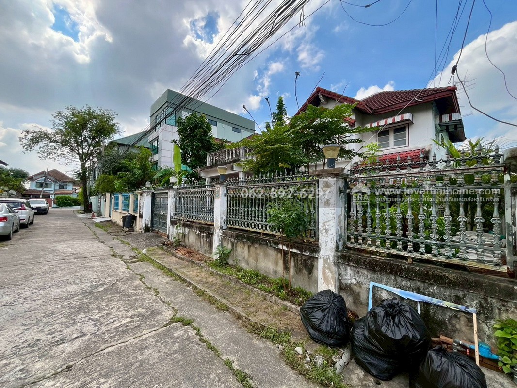 ขายบ้านเดี่ยว 2 ชั้น หมู่บ้านเคหะธานี4 ซอยมิสทีน ถนนราษฎร์พัฒนา สะพานสูง-รามคำแหง พื้นที่ 60 ตารางวา ขายเพียงแค่ 3.5 ล้านบาทเท่านั้น ราคาแบบนี้หาไม่ได้อีกแล้ว รีบจองด่วน!!