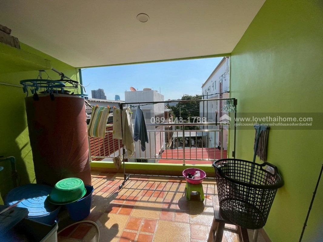 ขายตึกแถว 3 ชั้น ซอยจันทน์43 แยก26-1 หมู่บ้านเพชรไผ่เงิน พื้นที่ 12 ตร.วา ขายเพียง 3.8 ล้านบาท ตกแต่งแล้ว สภาพดี พร้อมเข้าอยู่ ราคาคุ้มที่สุดในโครงการ มีใครให้ได้มากกว่านี้อีกมั้ย!!