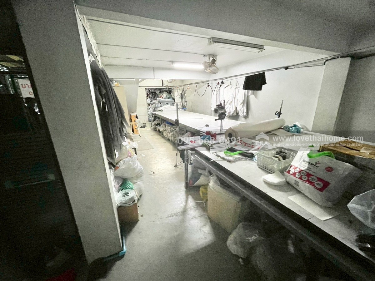 ขายตึกแถว 4 ชั้น ติดถนนใหญ่พุทธมณฑลสาย3 ทำเลตลิ่งชัน มี 2 คูหา (เชื่อมถึงกัน) 34 ตร.วา เหมาะอยู่อาศัย หรือเปิดกิจการได้ทันที ด้านหลังทำเป็นโกดังเก็บของ