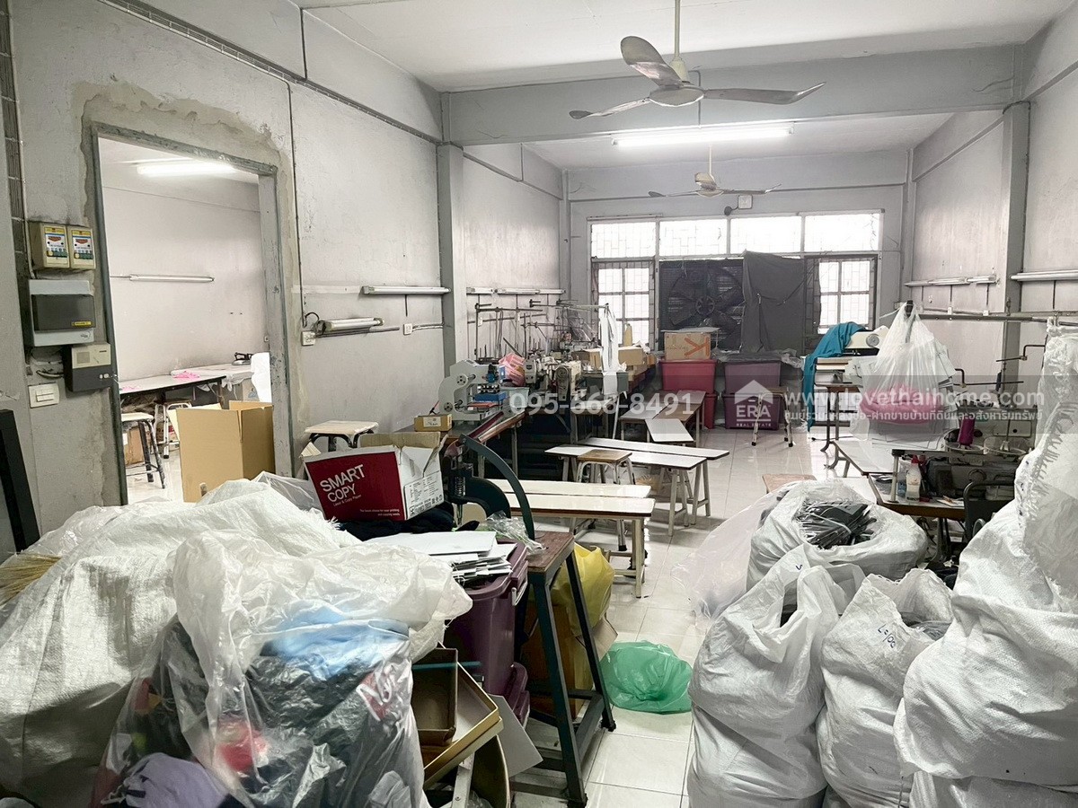 ขายตึกแถว 4 ชั้น ติดถนนใหญ่พุทธมณฑลสาย3 ทำเลตลิ่งชัน มี 2 คูหา (เชื่อมถึงกัน) 34 ตร.วา เหมาะอยู่อาศัย หรือเปิดกิจการได้ทันที ด้านหลังทำเป็นโกดังเก็บของ