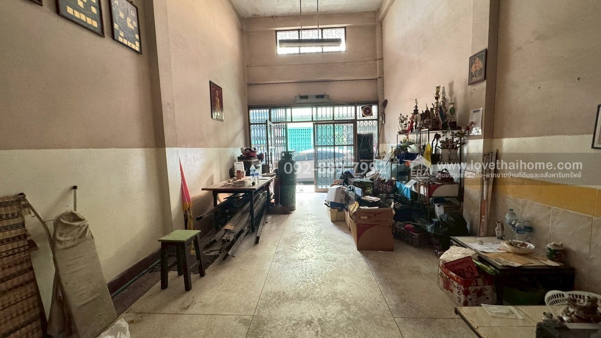 ขายตึกแถว 3.5 ชั้น ถนนนิคมรถไฟ อยู่ในตัวเมืองมหาชัย สมุทรสาคร พื้นที่ 15.4 ตรว. ใกล้แลนด์มาร์ค มหาชัย ราคาถูก ทำเลดี