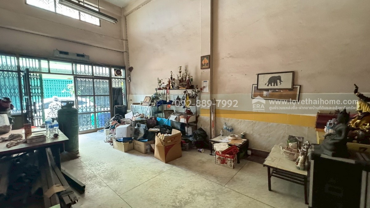 ขายตึกแถว 3.5 ชั้น ถนนนิคมรถไฟ อยู่ในตัวเมืองมหาชัย สมุทรสาคร พื้นที่ 15.4 ตรว. ใกล้แลนด์มาร์ค มหาชัย ราคาถูก ทำเลดี