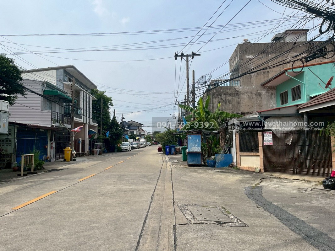 ขายทาวน์เฮ้าส์ 2 ชั้น หมู่บ้านการเคหะทุ่งสองห้อง ซอยกำแพงเพชร6 ซอย7 พื้นที่ 37.4 ตรว. ทำเลทอง ติดถนน 2 ด้าน ด้านหน้าบ้านกับหลังบ้าน คุ้มสุดๆ ราคาคุยกันได้