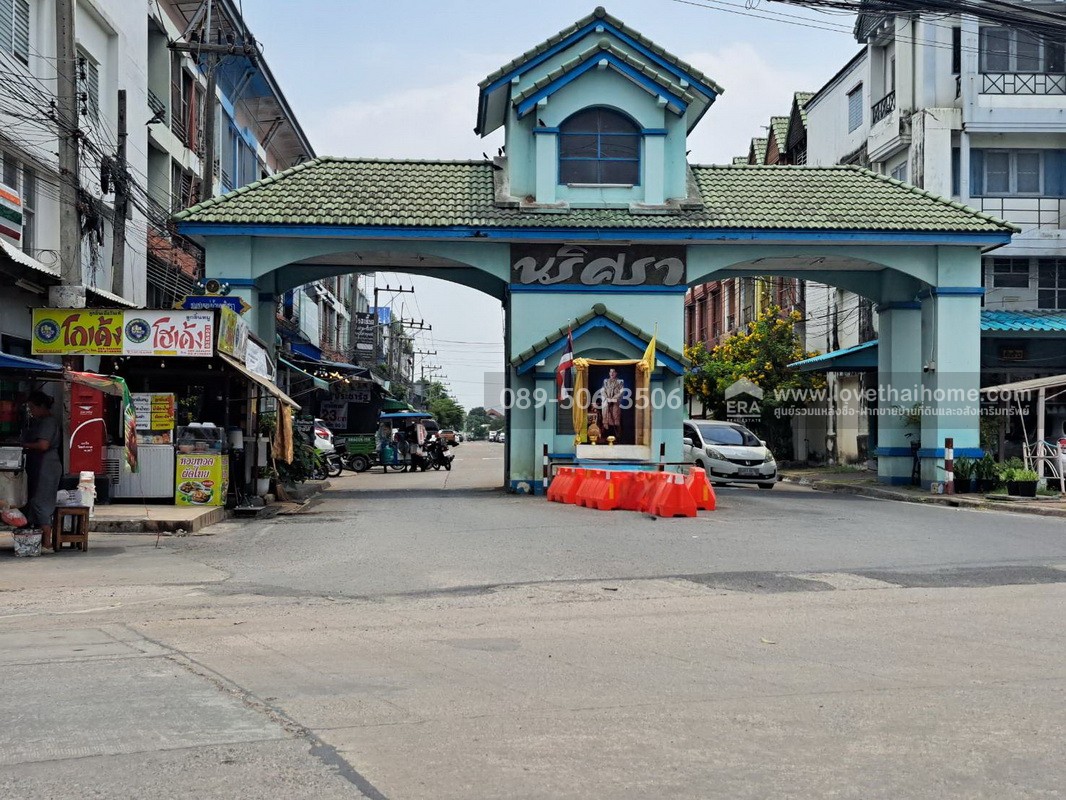 ขายทาวน์เฮ้าส์ หมู่บ้านนริศรา ธัญบุรี คลอง11 ถนนรังสิต-นครนายก พื้นที่ 18 ตรว. ขาย 1.2 ล้านบาท บ้านพร้อมอยู่ รีโนเวทใหม่ทั้งหลัง ฟรีค่าใช้จ่ายวันโอน ถือกระเป๋าเข้าอยู่ได้เลย