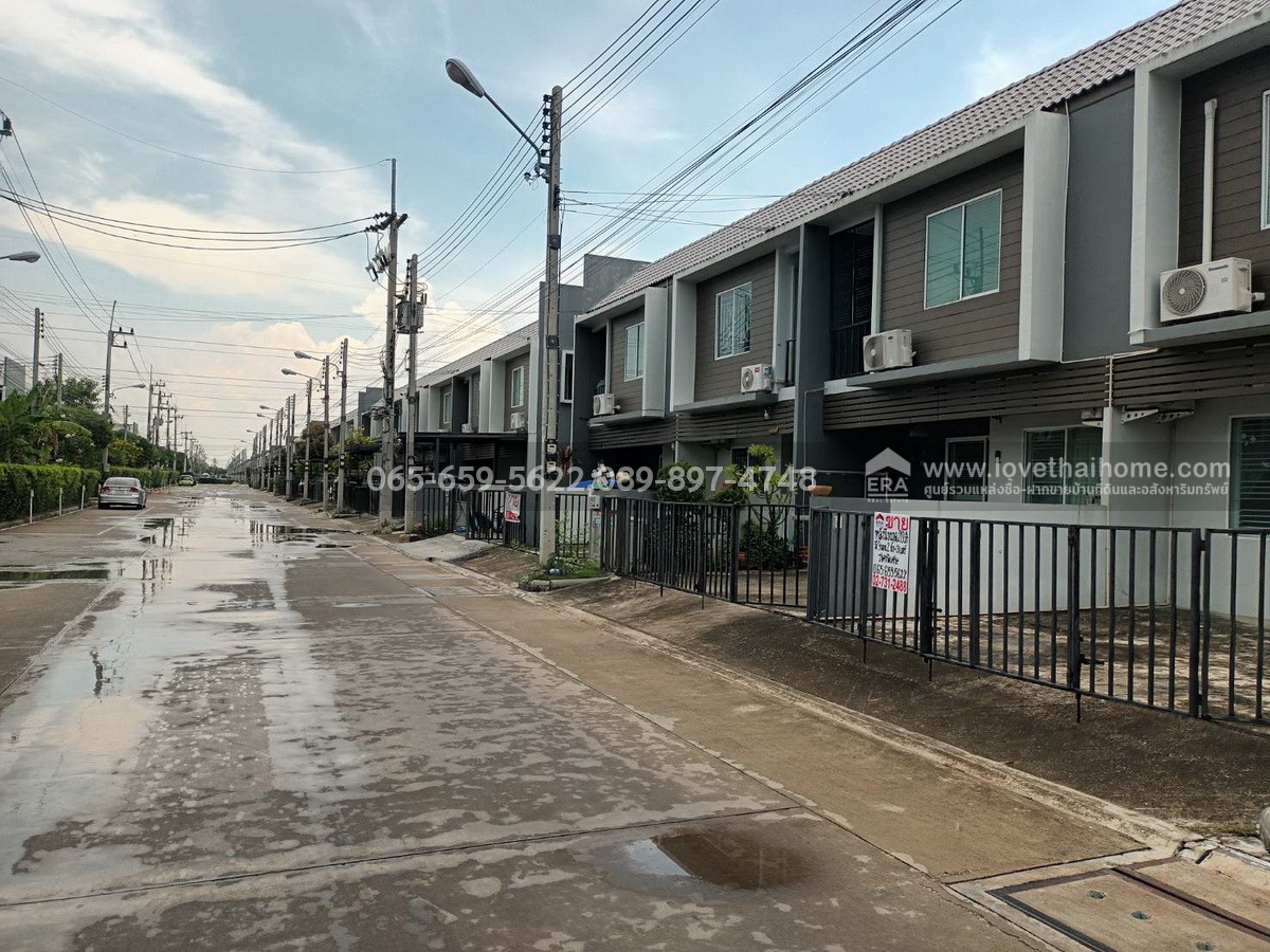ขายทาวน์เฮ้าส์ เดอะคัลเลอร์ส 2 รังสิต-ลำลูกกา คลอง 4 ปทุมธานี พื้นที่20ตรว. ราคา1.95ล้าน หั่นราคาสุดๆ ถนนเมนเข้าไม่ลึก ใกล้โรงเรียนบีคอนเฮ้าส์แย้มสอาดรังสิต มาเป็นเจ้าของด่วน!