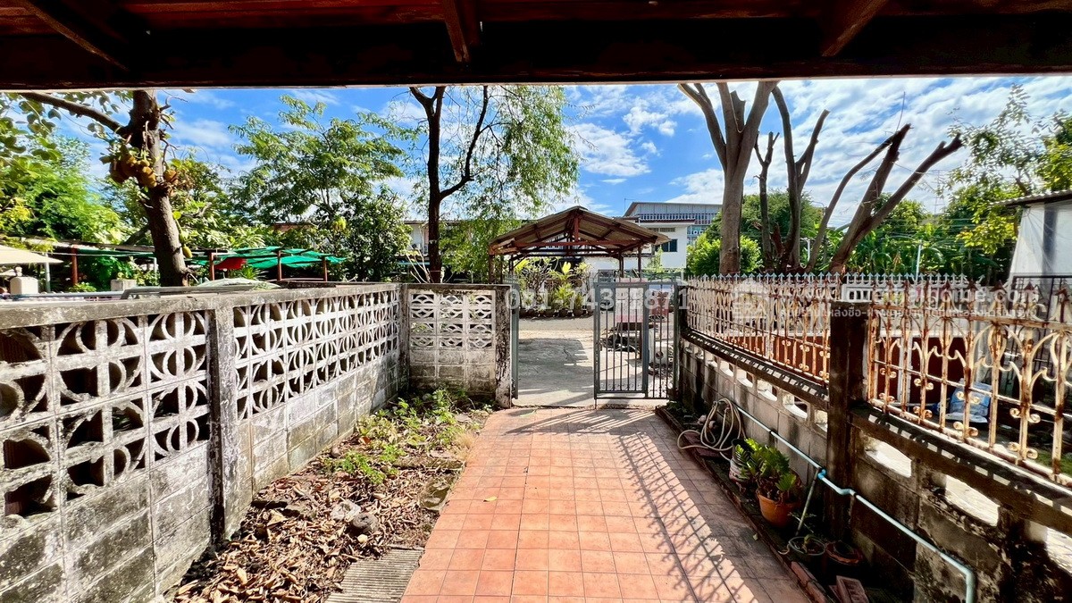 ขายทาวน์เฮ้าส์ 2 ชั้น ซอยนวมินทร์47 หลังสำนักงานที่ดินบางกะปิ พื้นที่ 23 ตรว. หน้าบ้านมีที่จอดรถ ขายถูกมาก 1.8 ล้านบาท ทำเลดี ใกล้สวนนวมินทร์ภิรมย์และเดอะมอลล์บางกะปิ