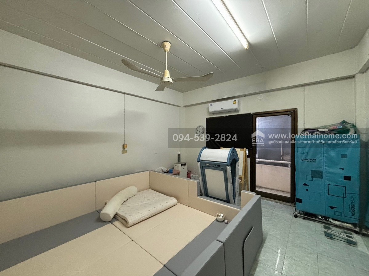 ขายตึกแถว 3 ชั้น คลองหลวง หมู่บ้านพรธิสาร3 ถ.เลียบคลองหก รังสิต-ปทุมธานี พื้นที่19.3ตรว. อยู่ติดถนนเมนหลัก ทำเลดีมาก เหมาะค้าขายหรือประกอบธุรกิจ ราคา4.6ล้าน ขายถูกสุดในย่านนั้น ใกล้ ม.เทคโนโลยีธัญบุรี เพียง 300 เมตร