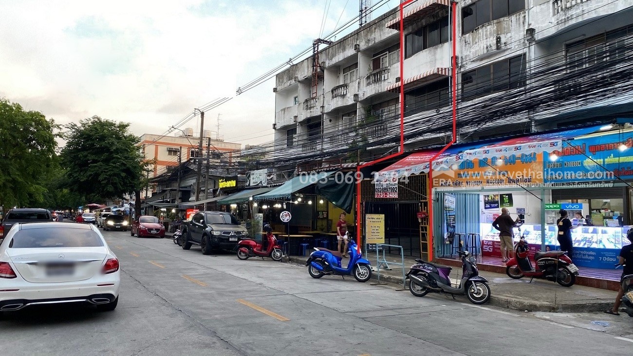 ขายตึกแถว4.5ชั้น ลาดพร้าว107 ใกล้มหาลัย RBAC ซ.ดีสมโชค ค้าขายได้ 24 ชม. พื้นที่20.4ตรว. ราคา4.6ล้าน ราคานี้ถ้าเทียบกับตึกแถวที่อยู่ย่านลาดพร้าวและบางกะปิ ราคาถูกมาก หาไม่ได้แล้ว