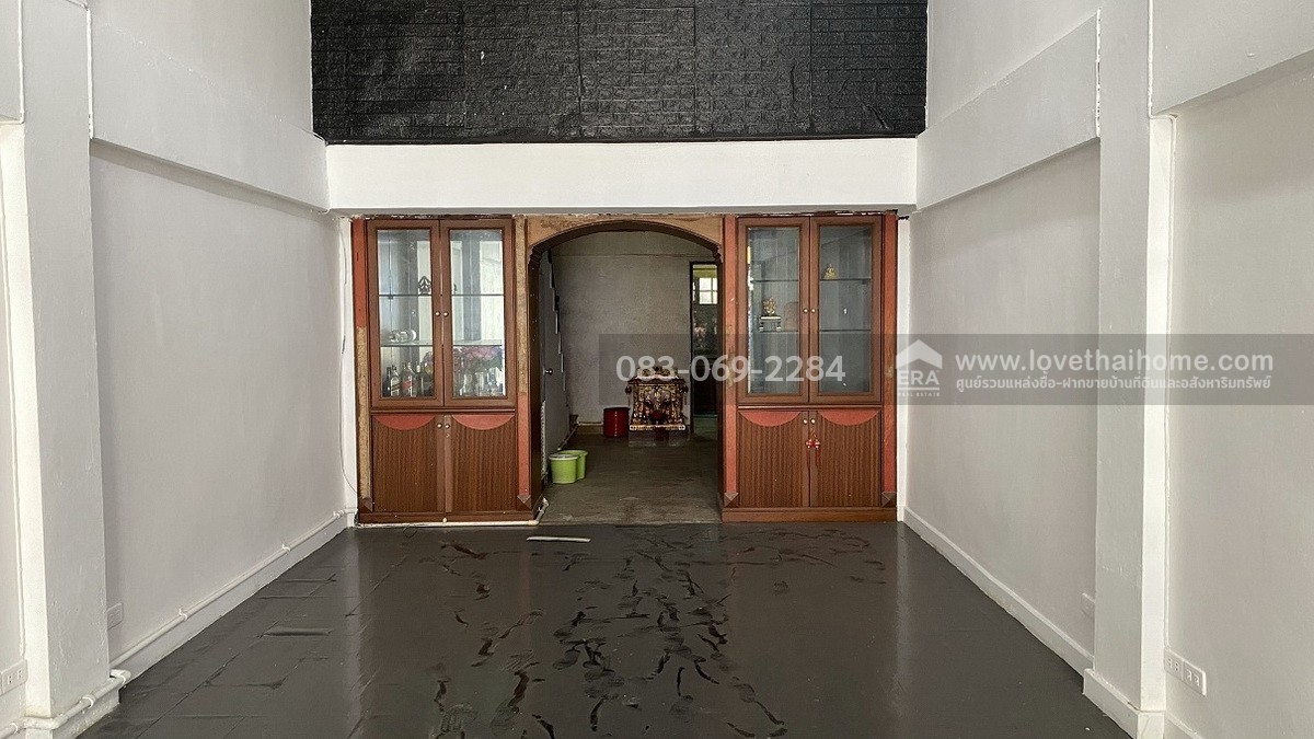 ขายตึกแถว4.5ชั้น ลาดพร้าว107 ใกล้มหาลัย RBAC ซ.ดีสมโชค ค้าขายได้ 24 ชม. พื้นที่20.4ตรว. ราคา4.6ล้าน ราคานี้ถ้าเทียบกับตึกแถวที่อยู่ย่านลาดพร้าวและบางกะปิ ราคาถูกมาก หาไม่ได้แล้ว