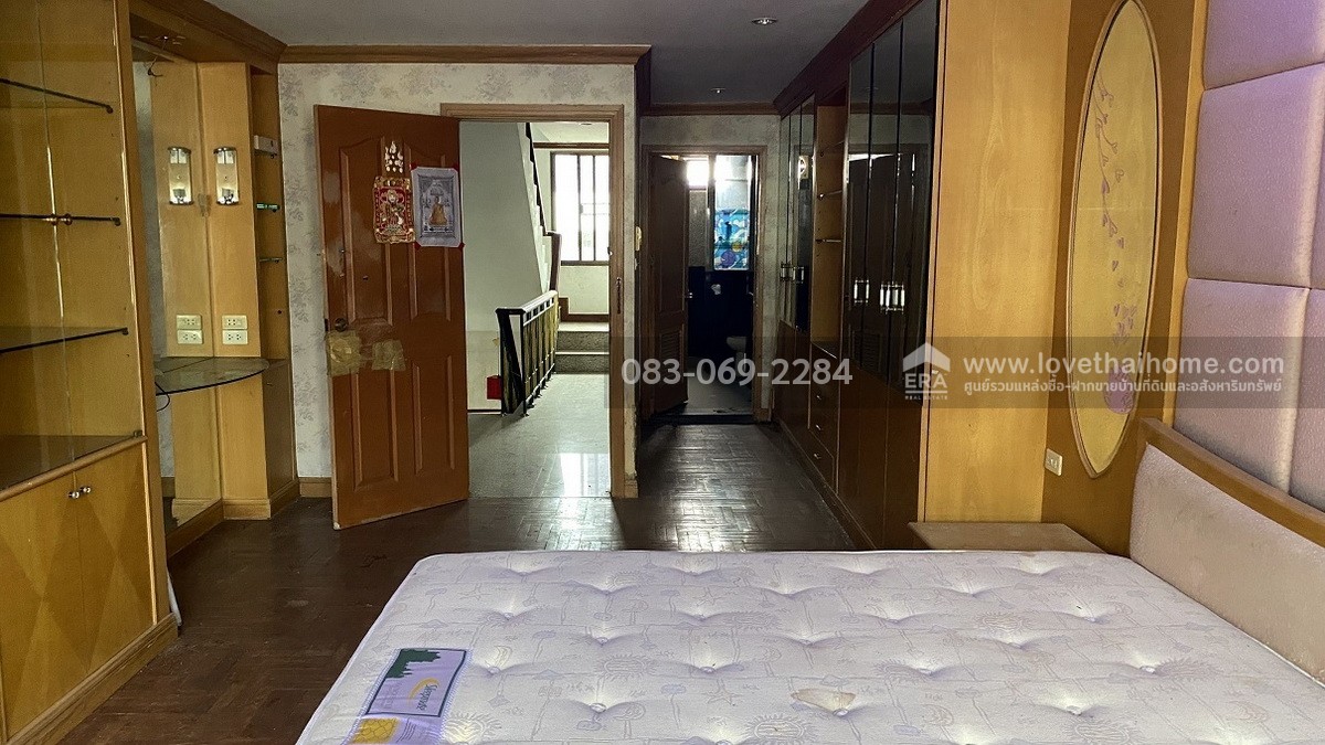 ขายตึกแถว4.5ชั้น ลาดพร้าว107 ใกล้มหาลัย RBAC ซ.ดีสมโชค ค้าขายได้ 24 ชม. พื้นที่20.4ตรว. ราคา4.6ล้าน ราคานี้ถ้าเทียบกับตึกแถวที่อยู่ย่านลาดพร้าวและบางกะปิ ราคาถูกมาก หาไม่ได้แล้ว