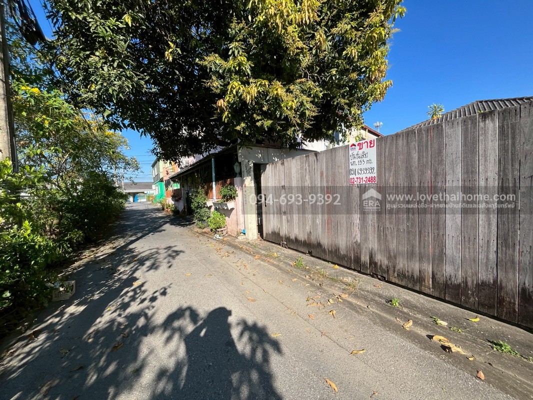 ขายบ้านเดี่ยว ซอยพระยาสุเรนทร์30 แยก6 พื้นที่ 153 ตรว. พื้นที่มากแบบนี้ไม่มีอีกแล้ว ขายเพียง 4.85 ล้านบาทเท่านั้น ทำเลดี ติดถนน 2 ด้าน ใกล้รถไฟฟ้าสายสีชมพู สถานีบางชัน