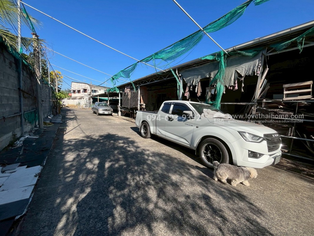 ขายที่ดิน ซอยพระยาสุเรนทร์30 แยก6/1 พร้อมแถม! โรงงานเฟอร์นิเจอร์ ฟรีค่ะ พื้นที่ 313 ตรว. ขาย เพียง18 ล้านบาท ทำเลเดินทางสะดวกมากๆ ด่วนๆ ราคาคุยได้สุดๆ