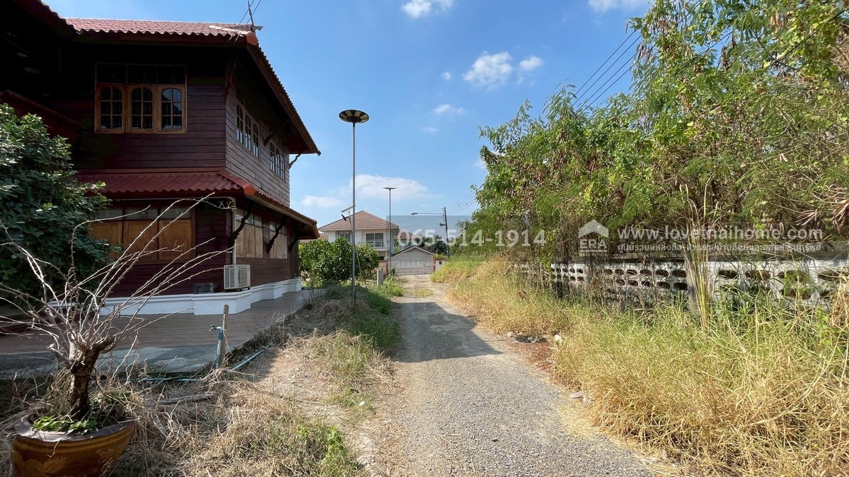 ขายที่ดิน ถนนกำแพงเพชร6 ตำบลหลักหก ปทุมธานี ที่ดินสวย ทำเลดี ใกล้สถานีรถไฟหลักหก (ม.รังสิต) เพียง 350 เมตร เนื้อที่ 185.6 ตร.ว. หน้ากว้าง 23 เมตร ลึก 32 เมตร หันหน้าไปทางทิศตะวันออกเฉียงใต้ ขายราคา 25 ล้าน