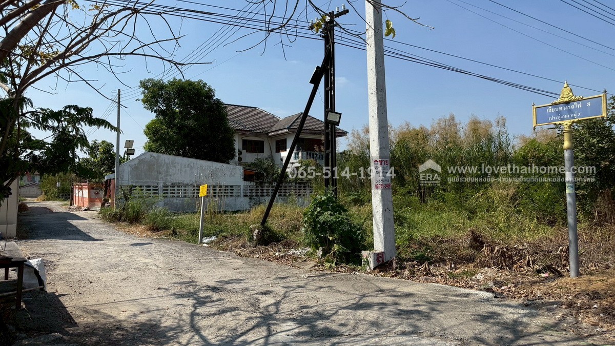 ขายที่ดิน ถนนกำแพงเพชร6 ตำบลหลักหก ปทุมธานี ที่ดินสวย ทำเลดี ใกล้สถานีรถไฟหลักหก (ม.รังสิต) เพียง 350 เมตร เนื้อที่ 185.6 ตร.ว. หน้ากว้าง 23 เมตร ลึก 32 เมตร หันหน้าไปทางทิศตะวันออกเฉียงใต้ ขายราคา 25 ล้าน