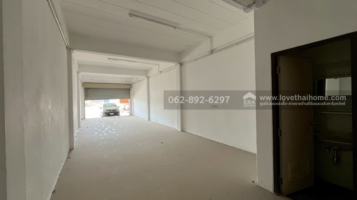 ขายด่วน! ตึกแถว 3 ชั้น ย่านบางเลน นครปฐม ตึกใหม่ 4 คูหา พื้นที่รวม 161.9 ตรว. ติดถนนหลัก ราคาเพียงแค่ห้องละ 2.95 ล้านบาทเท่านั้น (ขายรวม/แบ่งขายได้) ตึกสวยทันสมัย ราคาสุดคุ้ม-น่าซื้อสุดๆ ทรัพย์ดีแบบนี้ไม่ได้มีมาบ่อยๆนะจ๊ะ