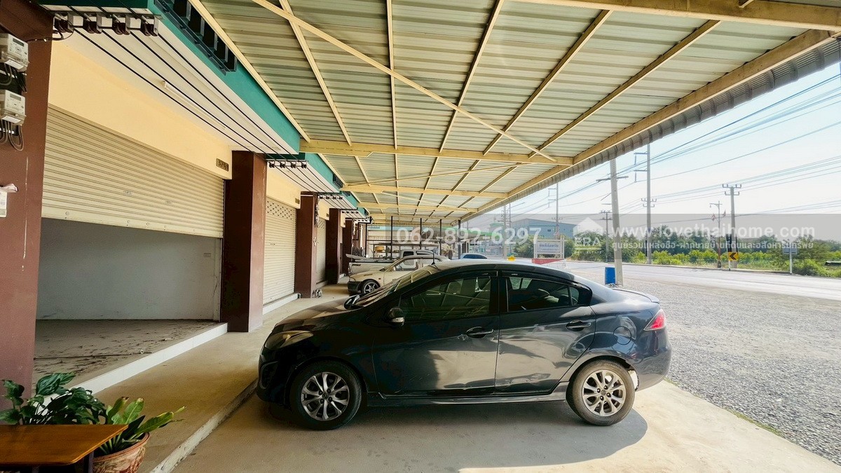 ขายด่วน! ตึกแถว 3 ชั้น ย่านบางเลน นครปฐม ตึกใหม่ 4 คูหา พื้นที่รวม 161.9 ตรว. ติดถนนหลัก ราคาเพียงแค่ห้องละ 2.95 ล้านบาทเท่านั้น (ขายรวม/แบ่งขายได้) ตึกสวยทันสมัย ราคาสุดคุ้ม-น่าซื้อสุดๆ ทรัพย์ดีแบบนี้ไม่ได้มีมาบ่อยๆนะจ๊ะ