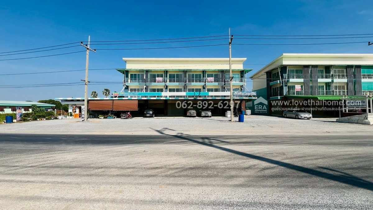 ขายด่วน! ตึกแถว 3 ชั้น ย่านบางเลน นครปฐม ตึกใหม่ 4 คูหา พื้นที่รวม 161.9 ตรว. ติดถนนหลัก ราคาเพียงแค่ห้องละ 2.95 ล้านบาทเท่านั้น (ขายรวม/แบ่งขายได้) ตึกสวยทันสมัย ราคาสุดคุ้ม-น่าซื้อสุดๆ ทรัพย์ดีแบบนี้ไม่ได้มีมาบ่อยๆนะจ๊ะ